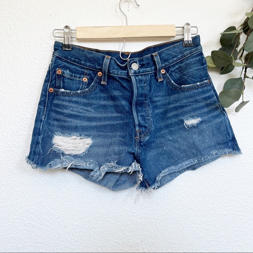 Levi’s- High Rise Button Fly Distressed Shorts Size 25